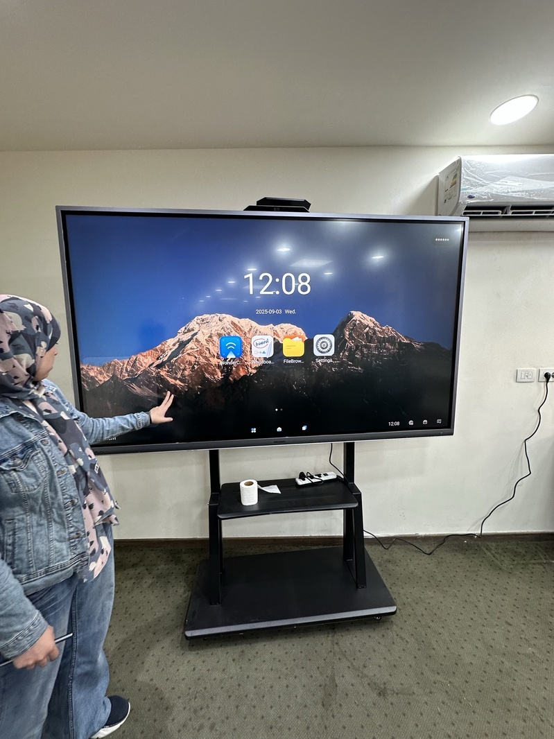 اللوحة التفاعلية داخل قاعة الاجتماعات