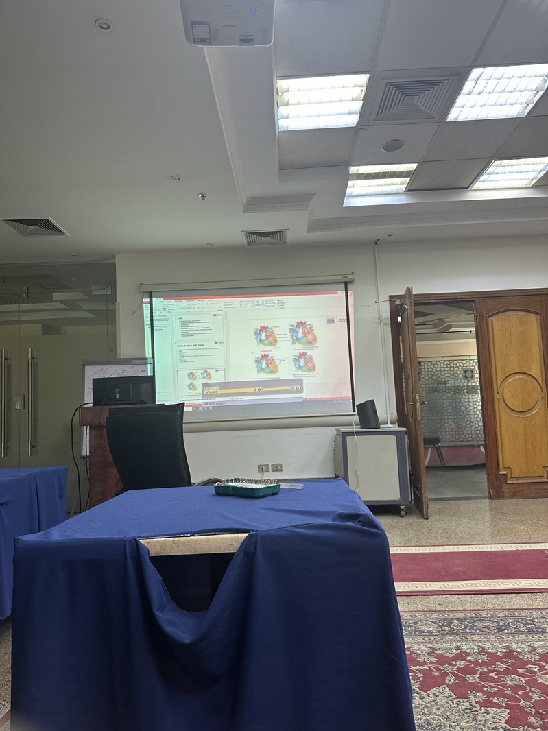 شاشة عرض كبيرة بقاعة محاضرات
